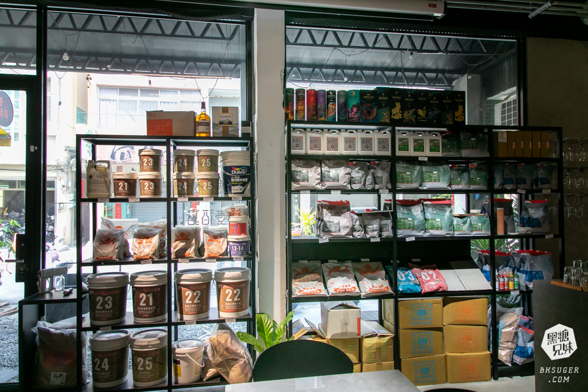 高雄插座咖啡廳|壹酒酒|AM是咖啡、PM就賣酒的水泥灰調咖啡酒吧空間|後火車站酒吧 - 第6張圖 高雄插座咖啡廳|壹酒酒|AM是咖啡、PM就賣酒的水泥灰調咖啡酒吧空間|後火車站酒吧