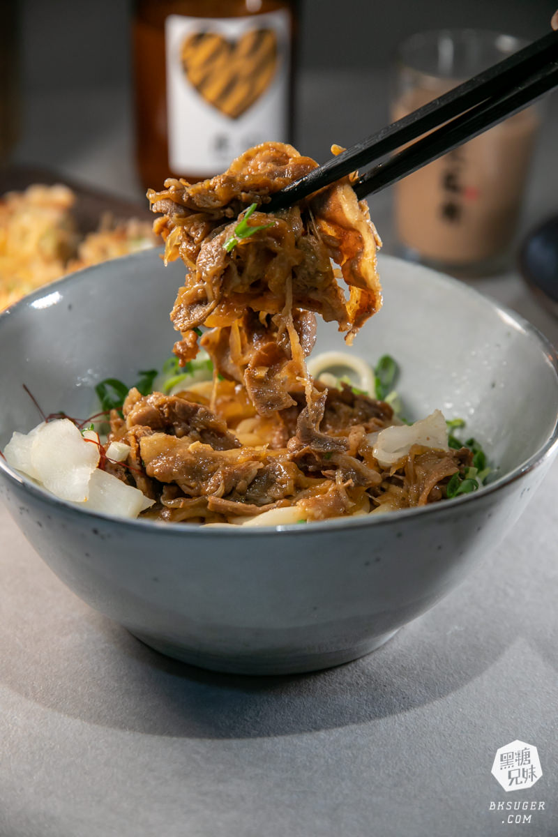 高雄插座咖啡廳|壹酒酒|AM是咖啡、PM就賣酒的水泥灰調咖啡酒吧空間|後火車站酒吧 - 第24張圖 高雄插座咖啡廳|壹酒酒|AM是咖啡、PM就賣酒的水泥灰調咖啡酒吧空間|後火車站酒吧