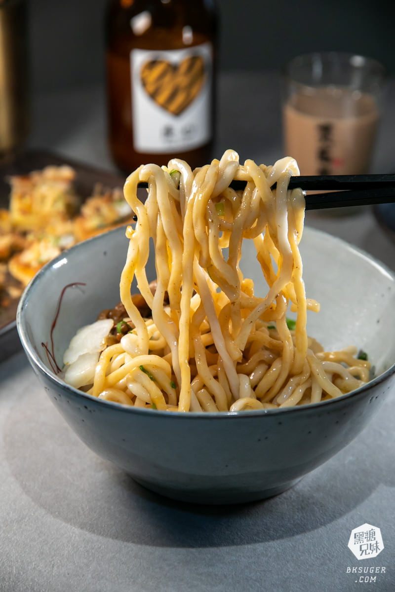 高雄插座咖啡廳|壹酒酒|AM是咖啡、PM就賣酒的水泥灰調咖啡酒吧空間|後火車站酒吧 - 第25張圖 高雄插座咖啡廳|壹酒酒|AM是咖啡、PM就賣酒的水泥灰調咖啡酒吧空間|後火車站酒吧