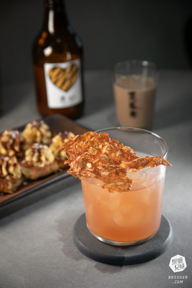 高雄插座咖啡廳|壹酒酒|AM是咖啡、PM就賣酒的水泥灰調咖啡酒吧空間|後火車站酒吧 - 第31張圖 高雄插座咖啡廳|壹酒酒|AM是咖啡、PM就賣酒的水泥灰調咖啡酒吧空間|後火車站酒吧