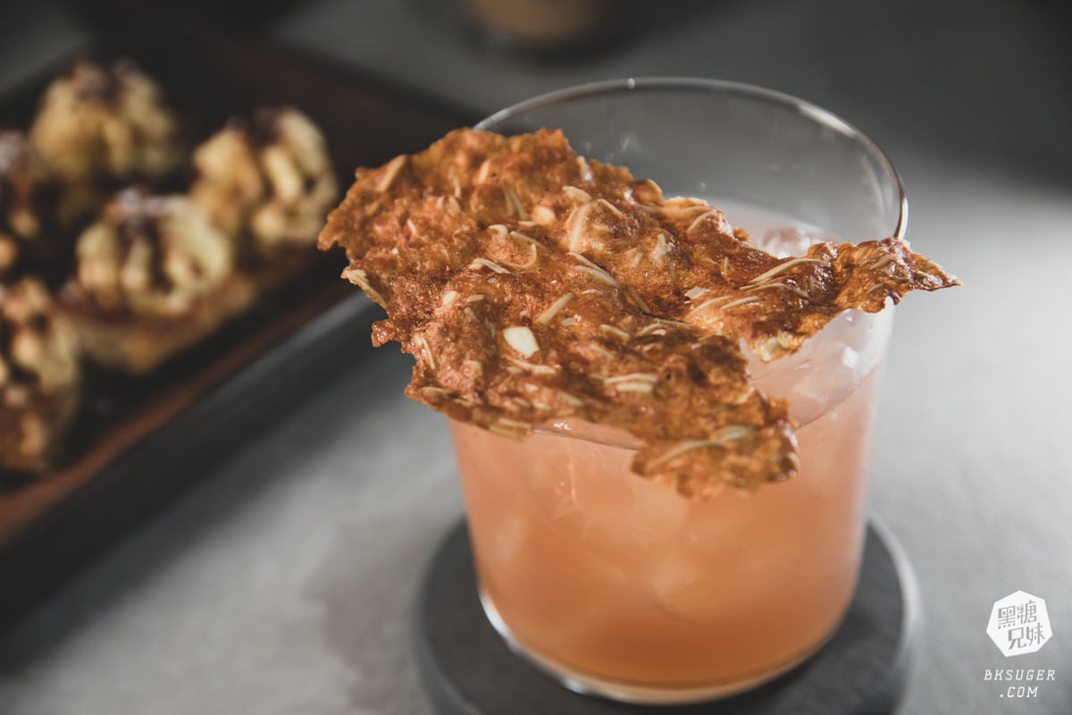 高雄插座咖啡廳|壹酒酒|AM是咖啡、PM就賣酒的水泥灰調咖啡酒吧空間|後火車站酒吧 - 第32張圖 高雄插座咖啡廳|壹酒酒|AM是咖啡、PM就賣酒的水泥灰調咖啡酒吧空間|後火車站酒吧