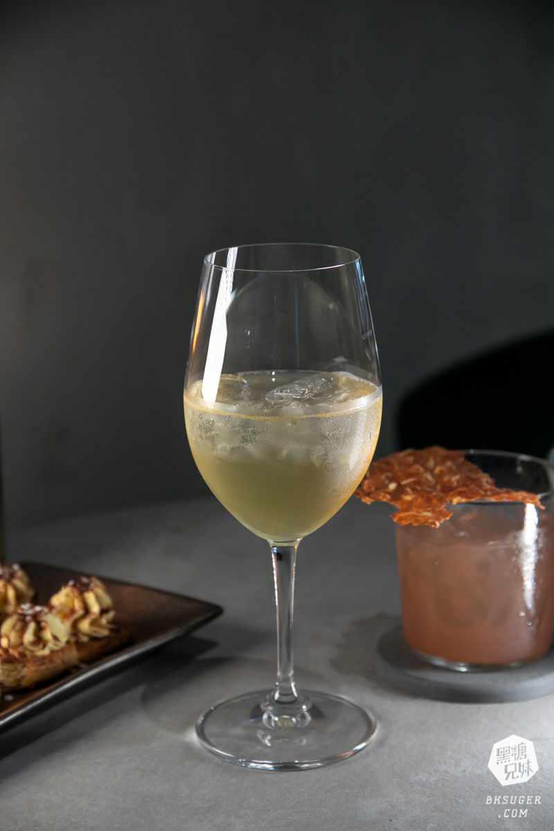 高雄插座咖啡廳|壹酒酒|AM是咖啡、PM就賣酒的水泥灰調咖啡酒吧空間|後火車站酒吧 - 第33張圖 高雄插座咖啡廳|壹酒酒|AM是咖啡、PM就賣酒的水泥灰調咖啡酒吧空間|後火車站酒吧