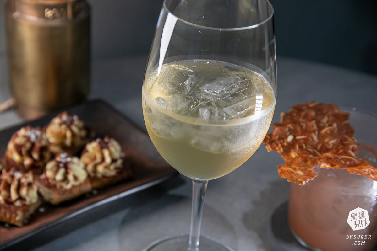 高雄插座咖啡廳|壹酒酒|AM是咖啡、PM就賣酒的水泥灰調咖啡酒吧空間|後火車站酒吧 - 第34張圖 高雄插座咖啡廳|壹酒酒|AM是咖啡、PM就賣酒的水泥灰調咖啡酒吧空間|後火車站酒吧