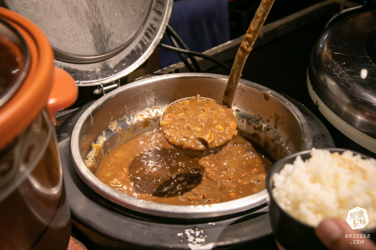 高雄漢堡排餐廳-鬥牛士牛排食堂 五福店｜漢堡三部曲排餐＋吃到飽自助吧｜2023家庭聚餐推薦