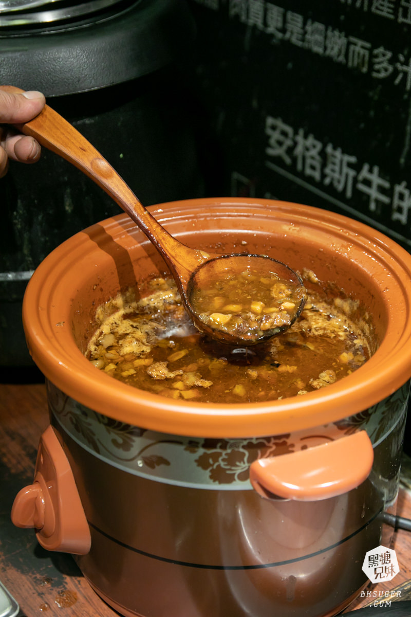 高雄漢堡排餐廳-鬥牛士牛排食堂 五福店｜漢堡三部曲排餐＋吃到飽自助吧｜2023家庭聚餐推薦