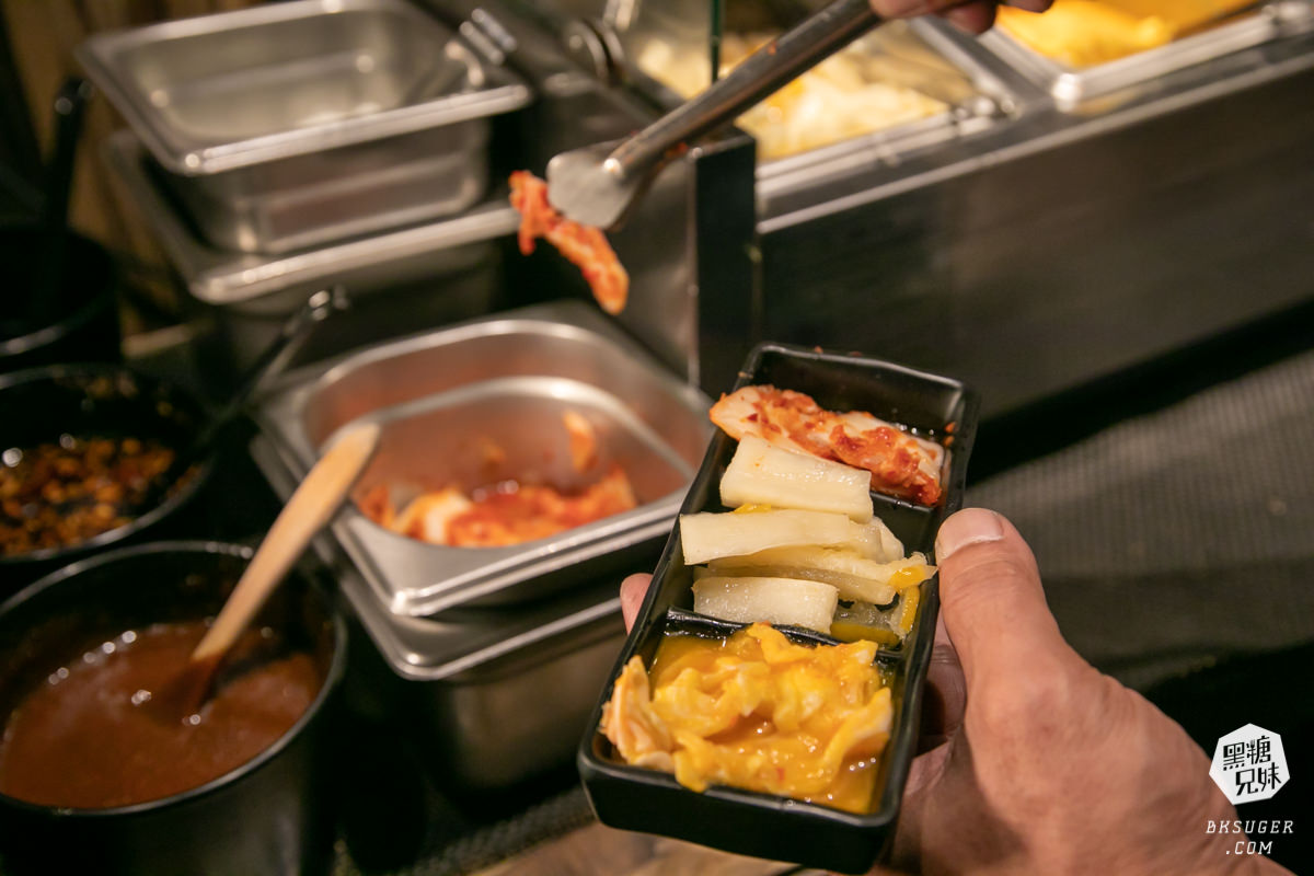 高雄漢堡排餐廳-鬥牛士牛排食堂 五福店｜漢堡三部曲排餐＋吃到飽自助吧｜2023家庭聚餐推薦