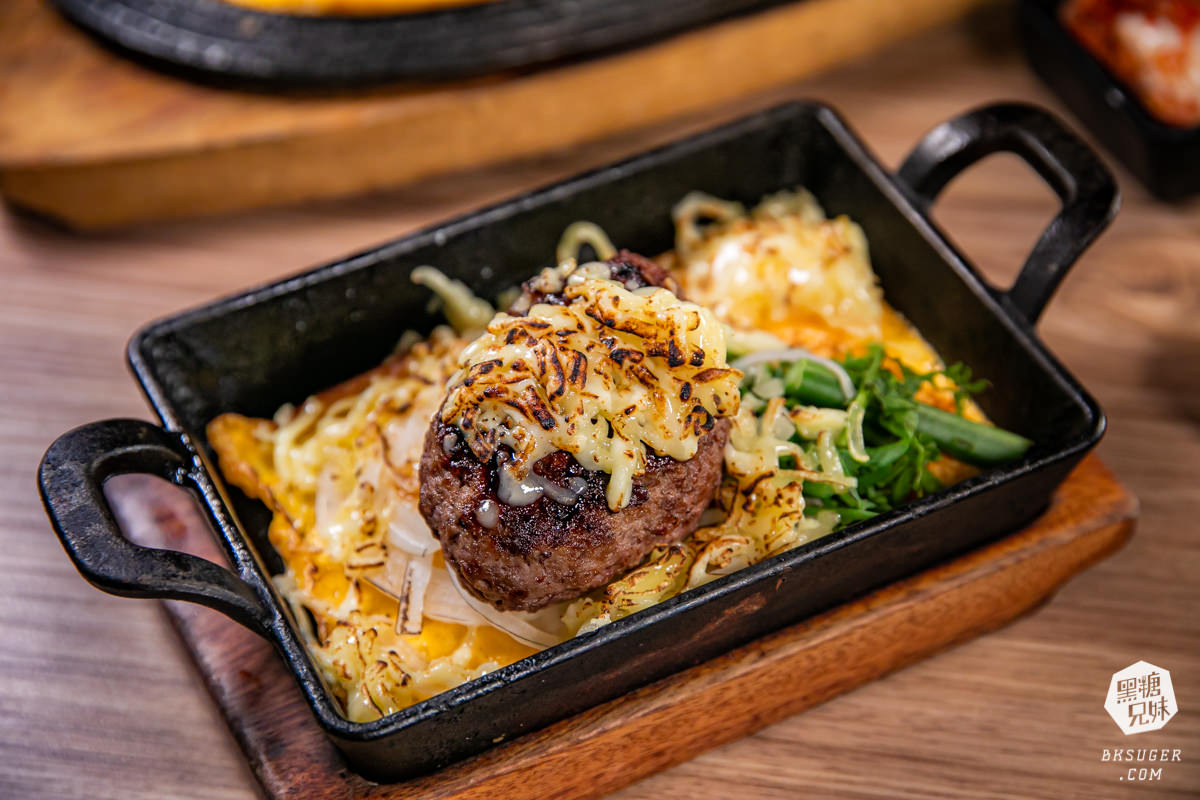 高雄漢堡排餐廳-鬥牛士牛排食堂 五福店｜漢堡三部曲排餐＋吃到飽自助吧｜2023家庭聚餐推薦