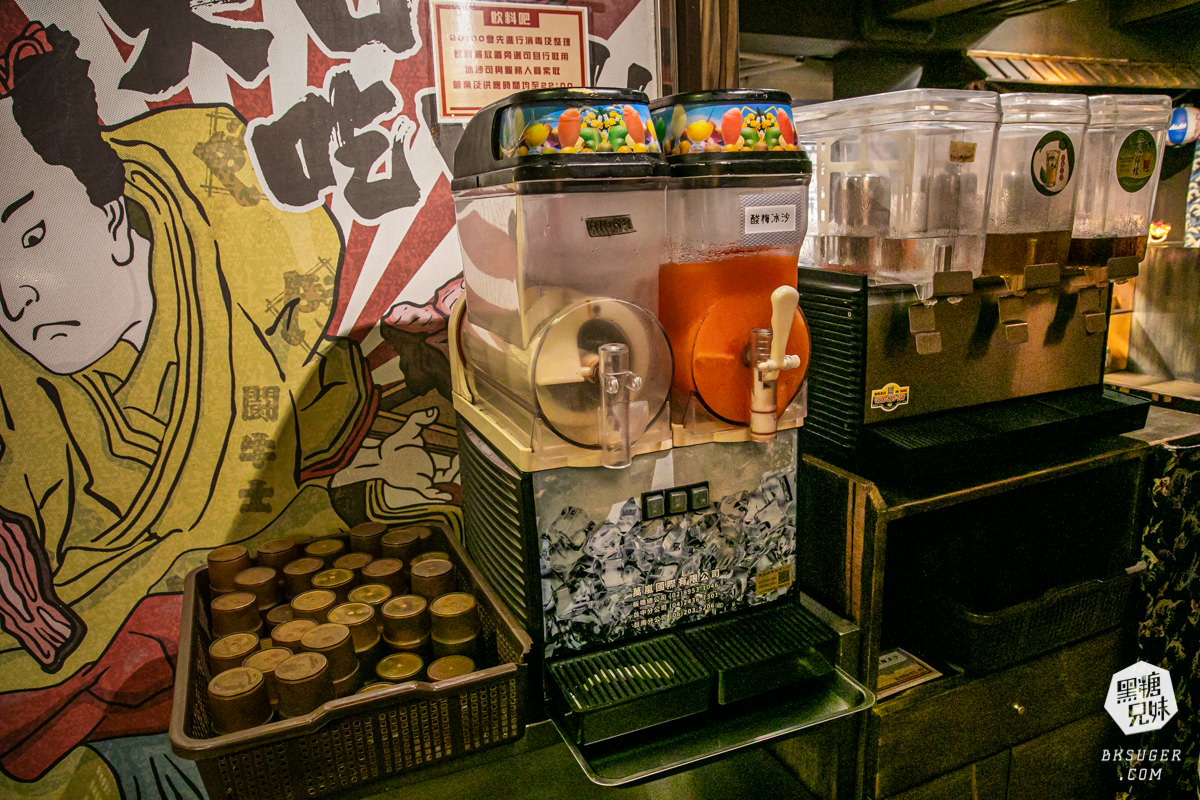 高雄漢堡排餐廳-鬥牛士牛排食堂 五福店｜漢堡三部曲排餐＋吃到飽自助吧｜2023家庭聚餐推薦