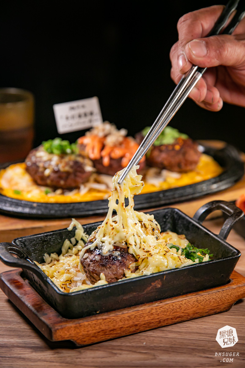 高雄漢堡排餐廳-鬥牛士牛排食堂 五福店｜漢堡三部曲排餐＋吃到飽自助吧｜2023家庭聚餐推薦