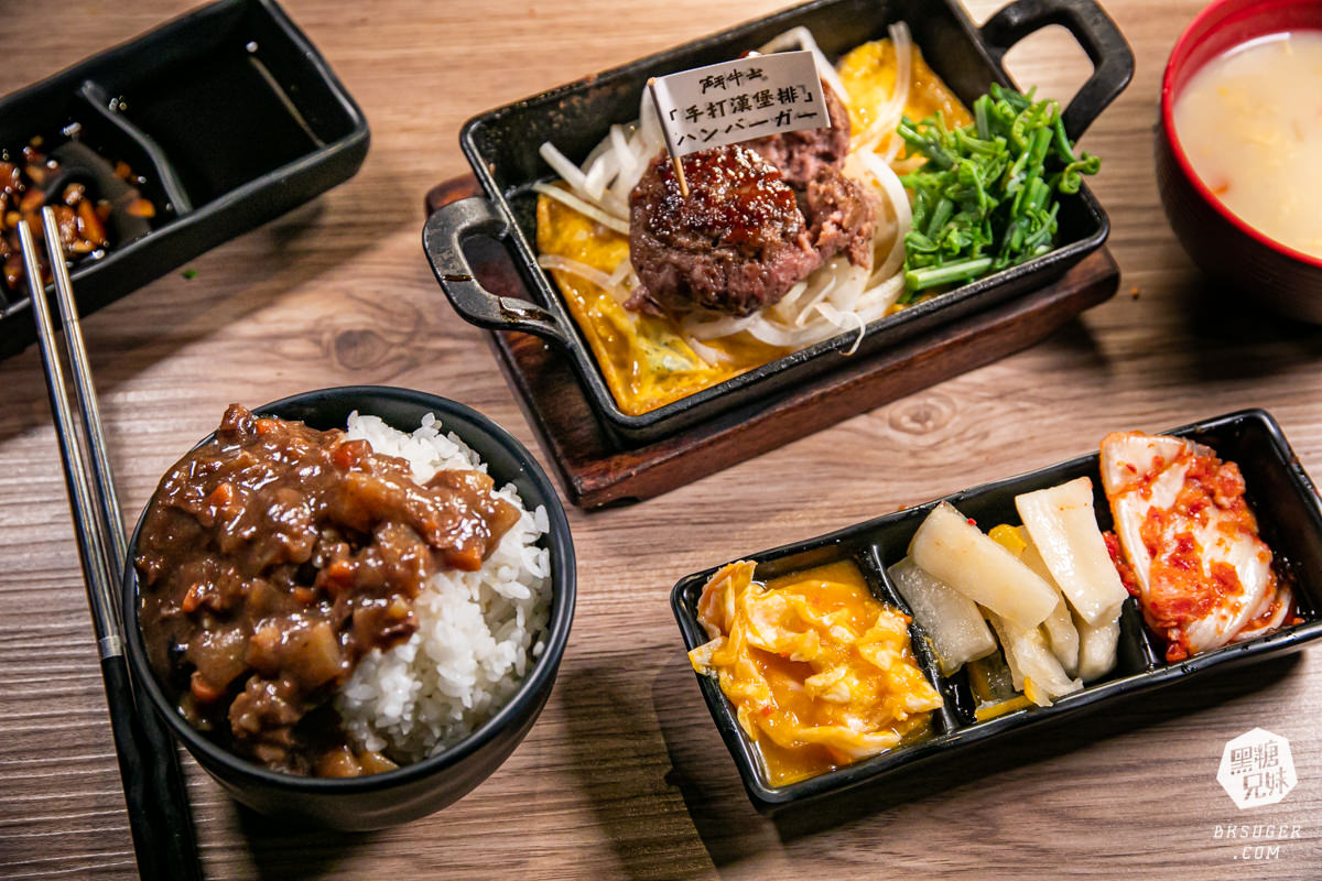 高雄漢堡排餐廳-鬥牛士牛排食堂 五福店｜漢堡三部曲排餐＋吃到飽自助吧｜2023家庭聚餐推薦