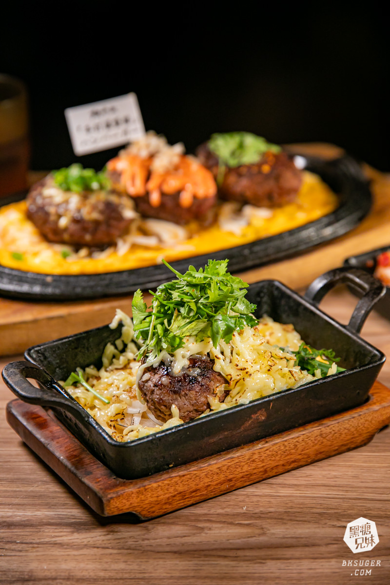 高雄漢堡排餐廳-鬥牛士牛排食堂 五福店｜漢堡三部曲排餐＋吃到飽自助吧｜2023家庭聚餐推薦