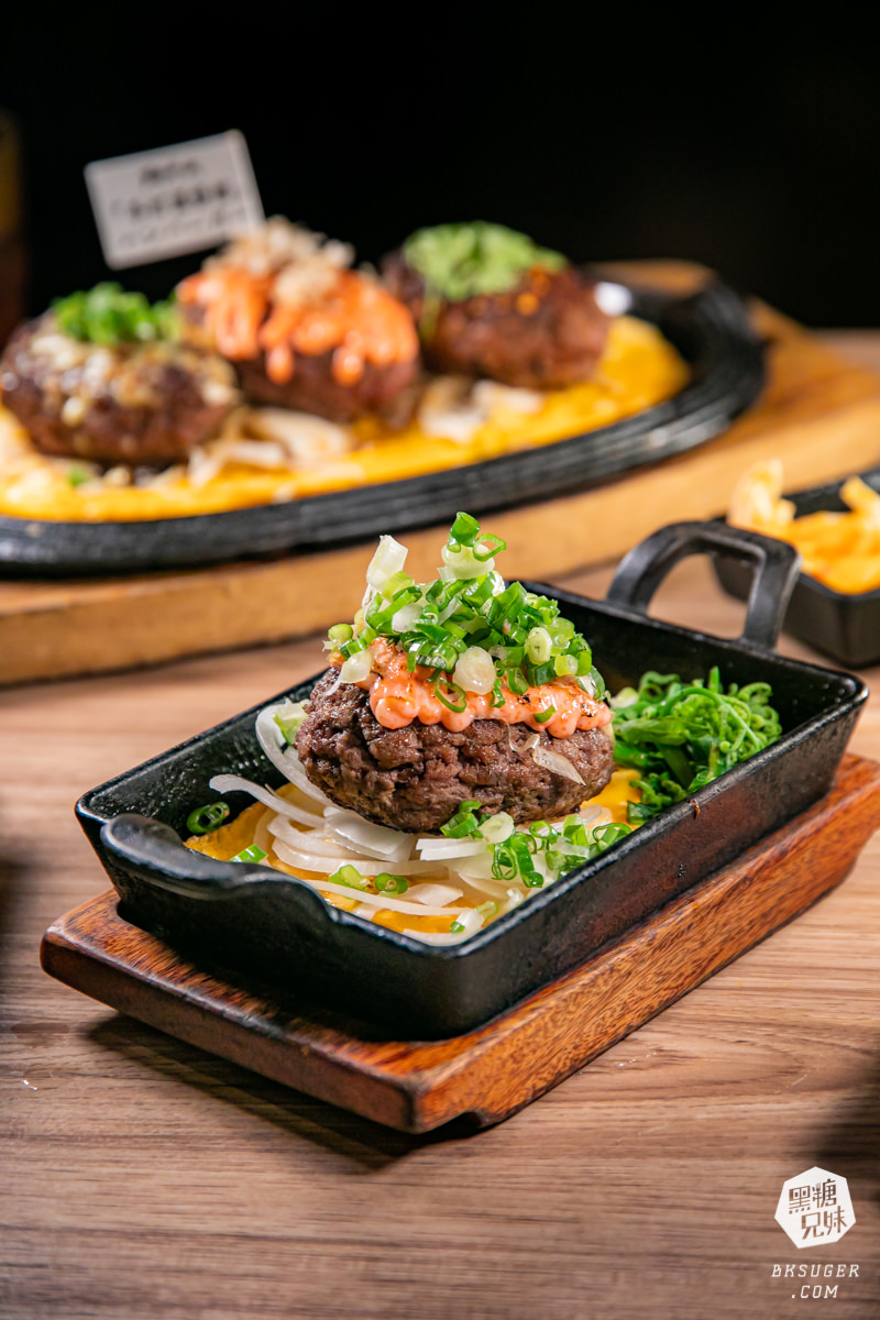 高雄漢堡排餐廳-鬥牛士牛排食堂 五福店｜漢堡三部曲排餐＋吃到飽自助吧｜2023家庭聚餐推薦