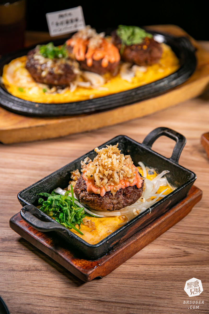 高雄漢堡排餐廳-鬥牛士牛排食堂 五福店｜漢堡三部曲排餐＋吃到飽自助吧｜2023家庭聚餐推薦