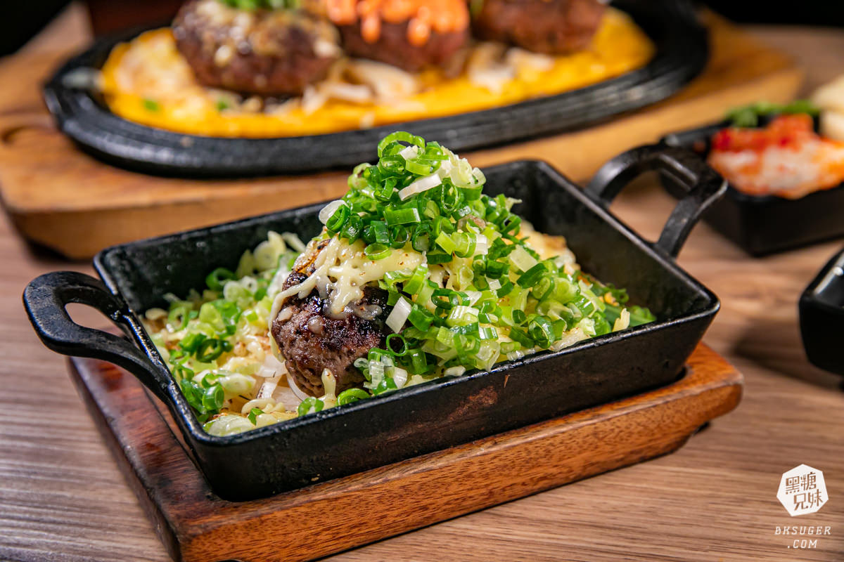 高雄漢堡排餐廳-鬥牛士牛排食堂 五福店｜漢堡三部曲排餐＋吃到飽自助吧｜2023家庭聚餐推薦