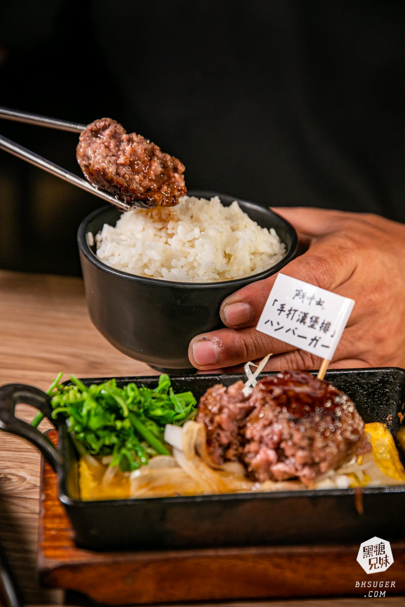 高雄漢堡排餐廳-鬥牛士牛排食堂 五福店｜漢堡三部曲排餐＋吃到飽自助吧｜2023家庭聚餐推薦