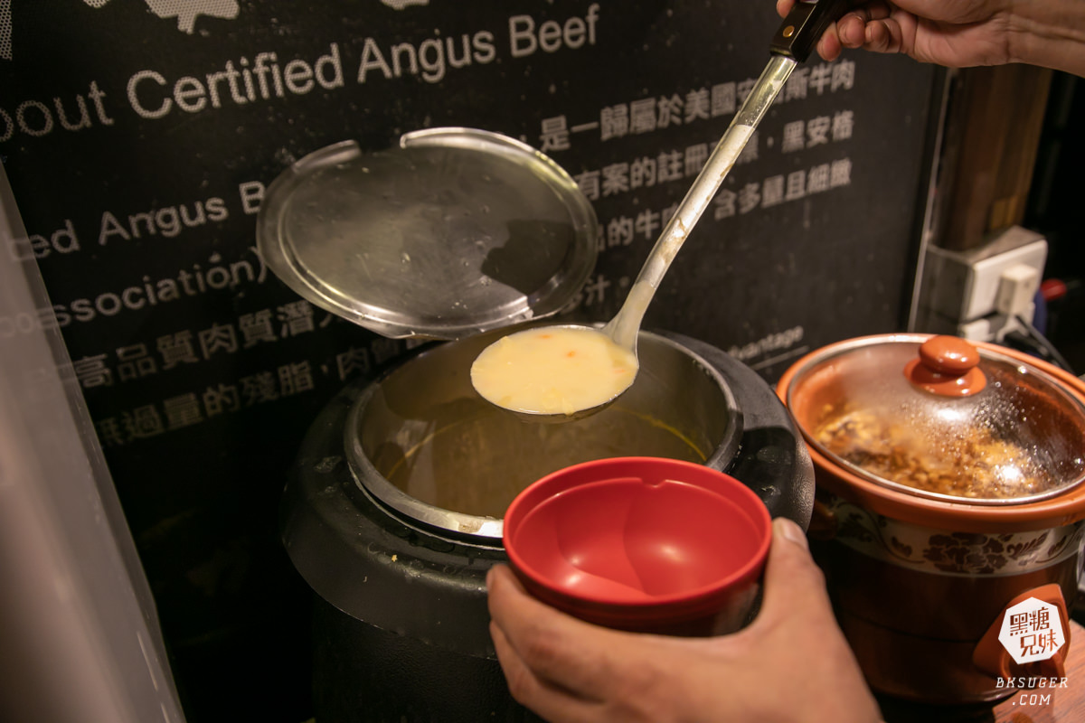 高雄漢堡排餐廳-鬥牛士牛排食堂 五福店｜漢堡三部曲排餐＋吃到飽自助吧｜2023家庭聚餐推薦