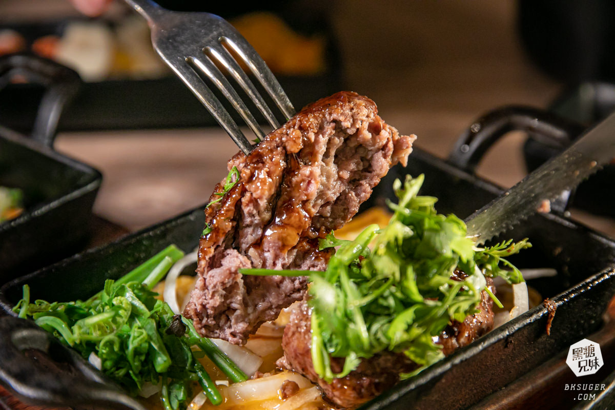 高雄漢堡排餐廳-鬥牛士牛排食堂 五福店｜漢堡三部曲排餐＋吃到飽自助吧｜2023家庭聚餐推薦