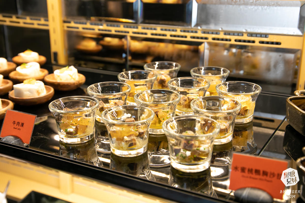 高雄漢來焰牛排館｜共享排餐＆桌邊秀互動理念｜質感小農精緻沙拉甜點自助吧