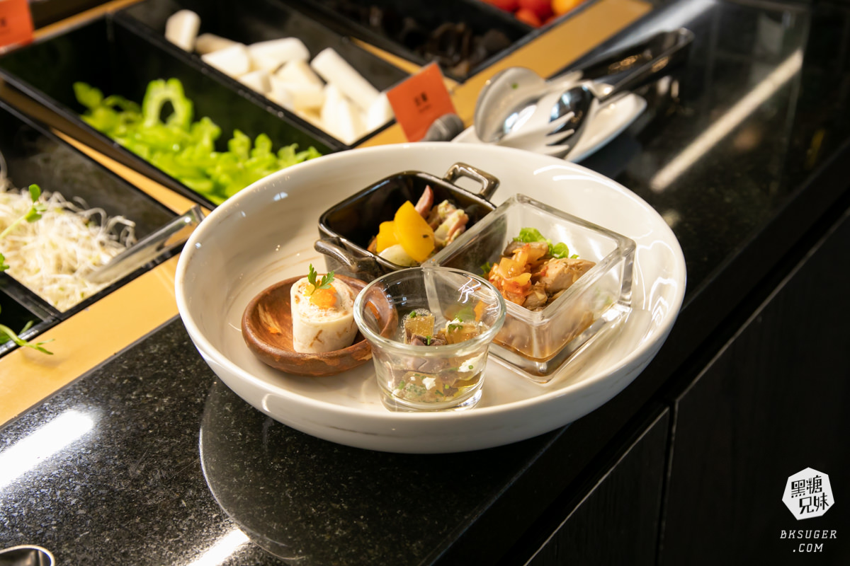 高雄漢來焰牛排館｜共享排餐＆桌邊秀互動理念｜質感小農精緻沙拉甜點自助吧