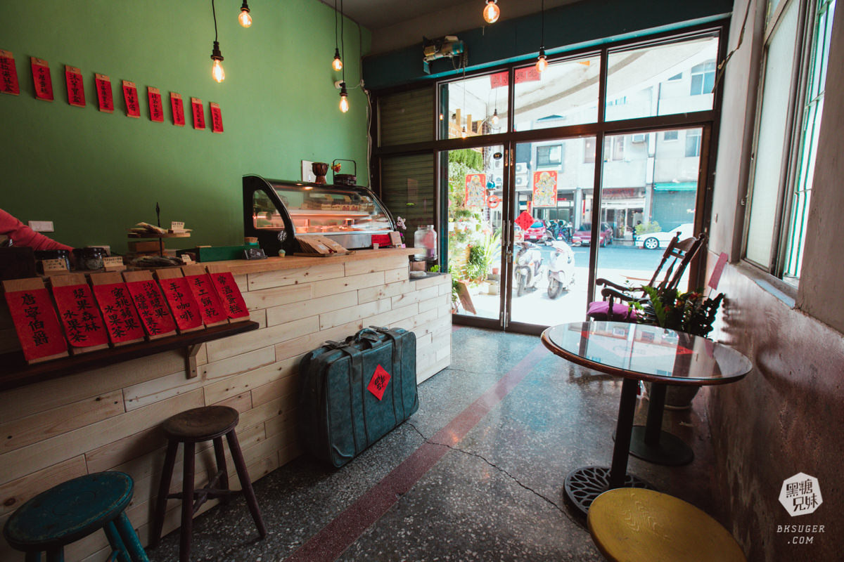 高雄甜點|賣甜點的木木屋|超復古物件下午茶,濃厚的懷舊風格|必吃手工毛巾捲! - 第1張圖 高雄甜點|賣甜點的木木屋|超復古物件下午茶,濃厚的懷舊風格|必吃手工毛巾捲!