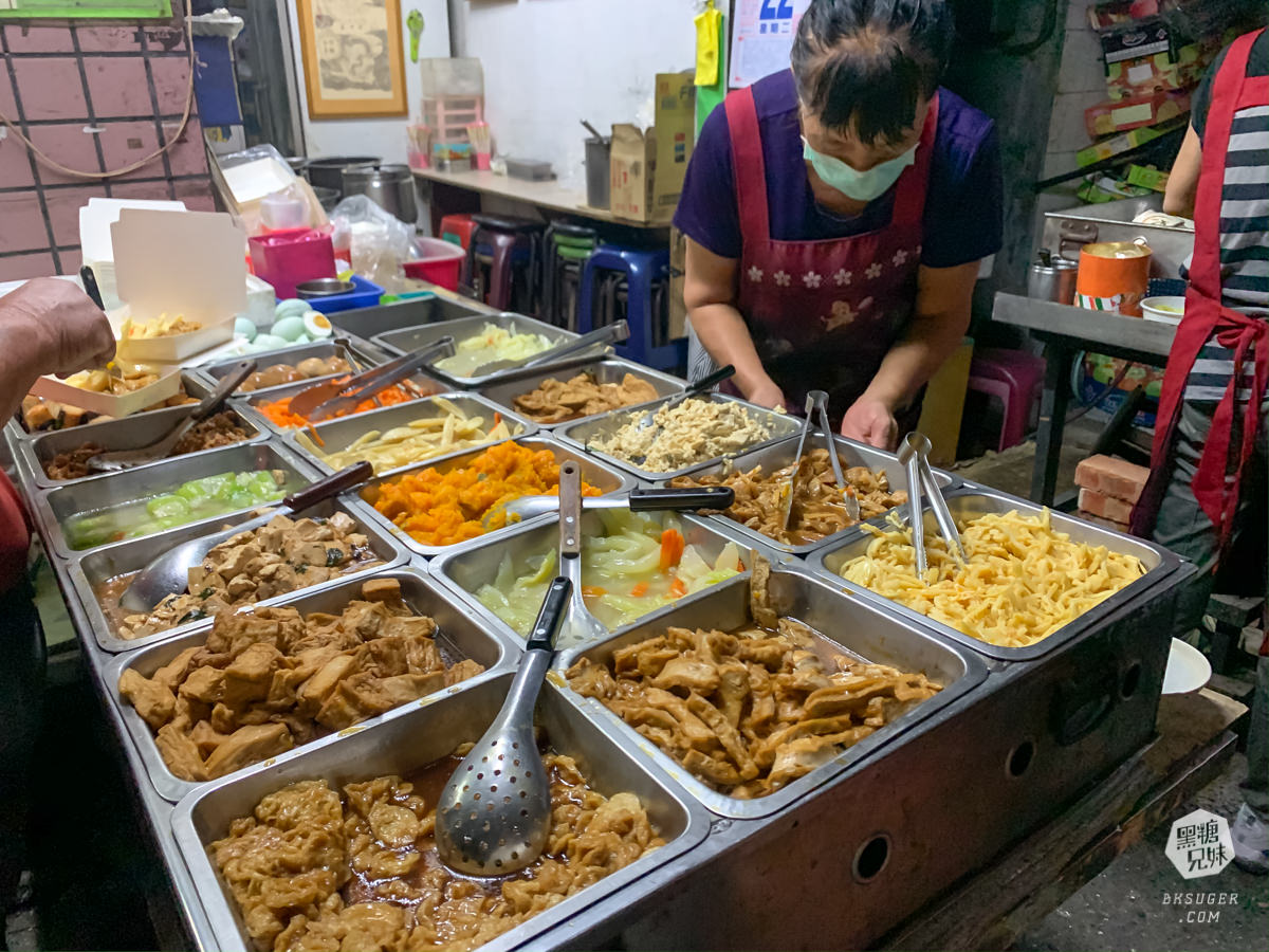 高雄宵夜素食霸主-五元粥|凌晨三點開賣只賣四小時,山腳下的排隊銅板美食 - 第4張圖 高雄宵夜素食霸主-五元粥|凌晨三點開賣只賣四小時,山腳下的排隊銅板美食