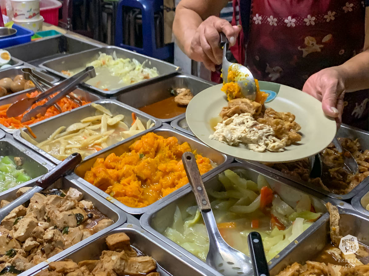 高雄宵夜素食霸主-五元粥|凌晨三點開賣只賣四小時,山腳下的排隊銅板美食 - 第5張圖 高雄宵夜素食霸主-五元粥|凌晨三點開賣只賣四小時,山腳下的排隊銅板美食