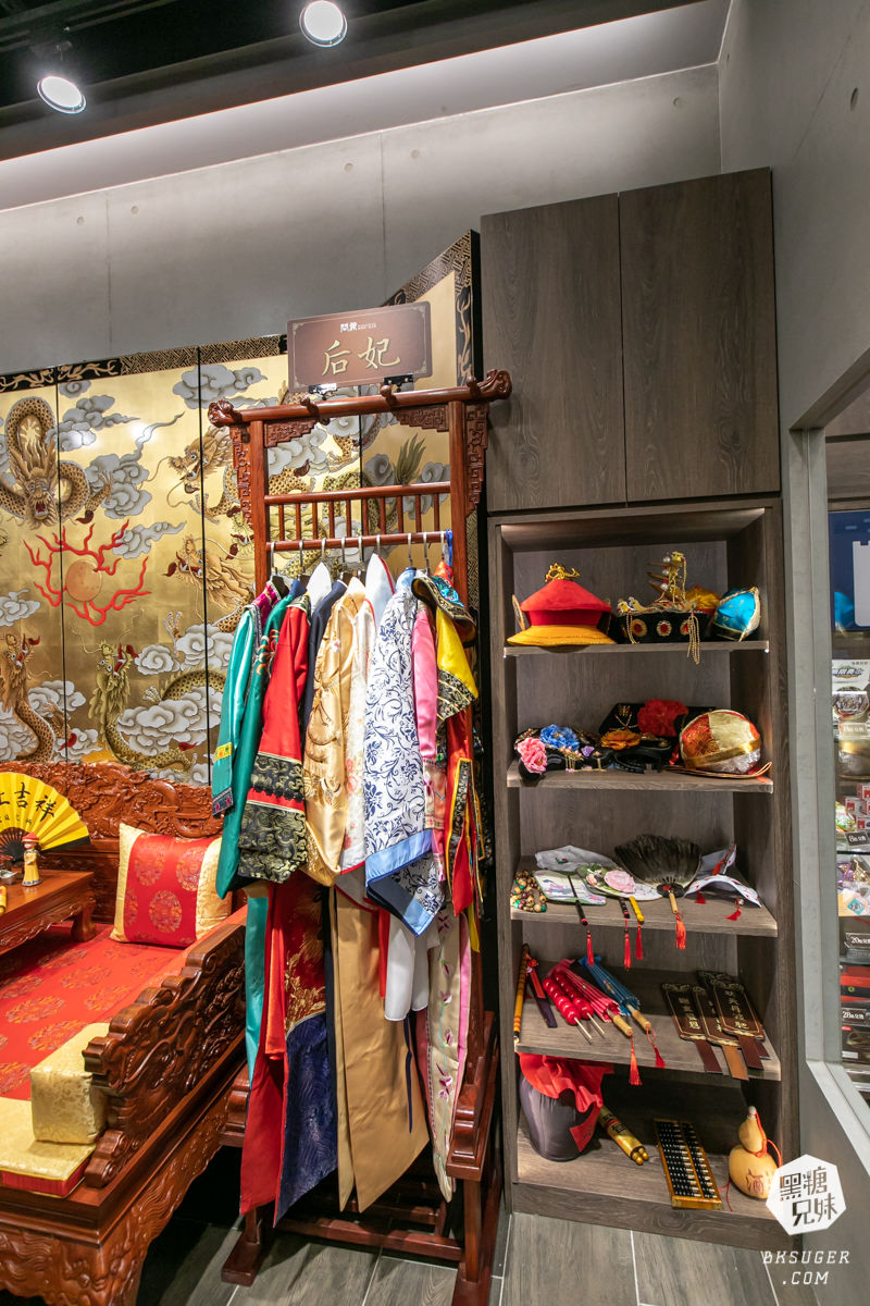 高雄義享天地餐廳｜問鼎-皇上吉祥宮廷火鍋｜宮廷裝扮＆高級龍型訂製餐具、川劇、馬辣旗下品牌