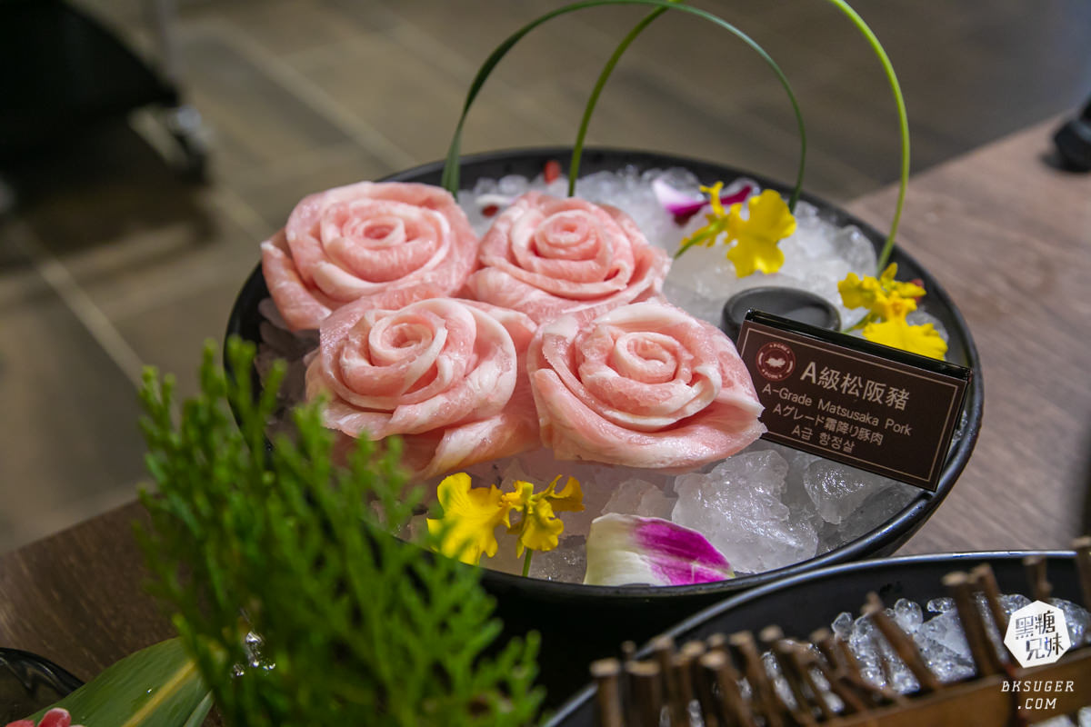 高雄義享天地餐廳｜問鼎-皇上吉祥宮廷火鍋｜宮廷裝扮＆高級龍型訂製餐具、川劇、馬辣旗下品牌