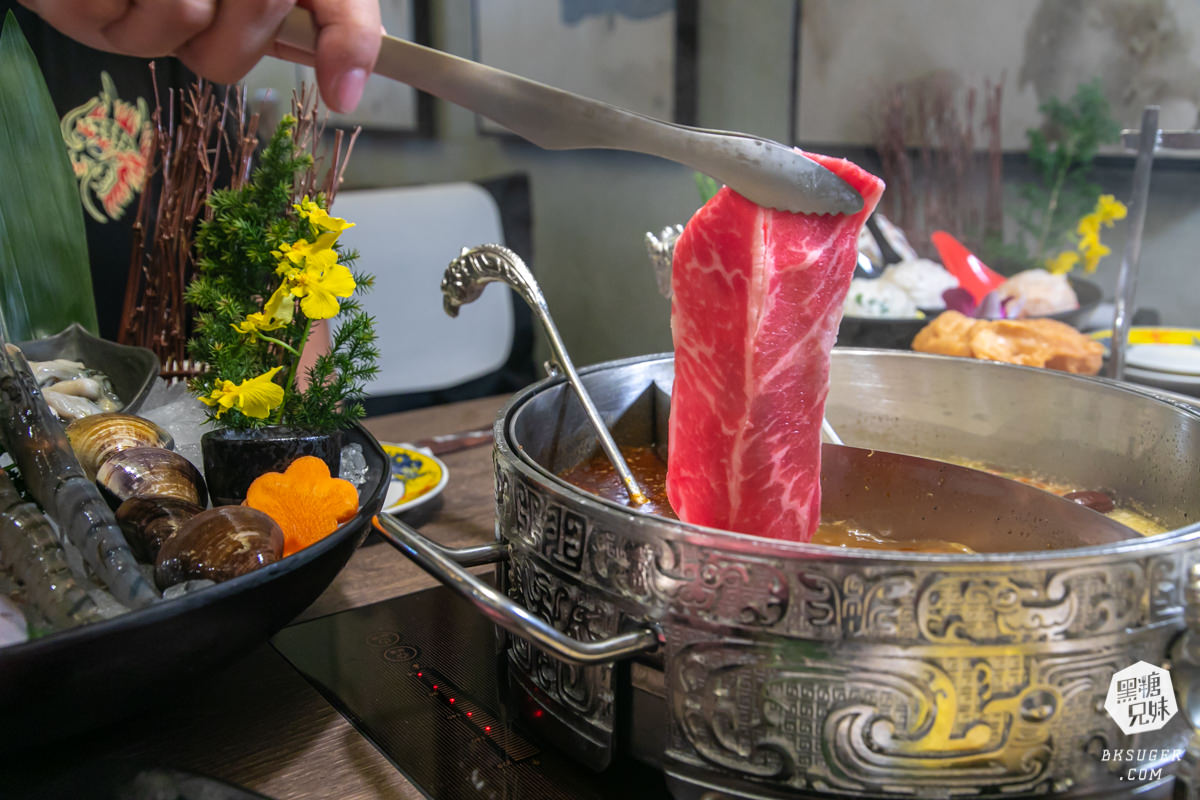 高雄義享天地餐廳｜問鼎-皇上吉祥宮廷火鍋｜宮廷裝扮＆高級龍型訂製餐具、川劇、馬辣旗下品牌