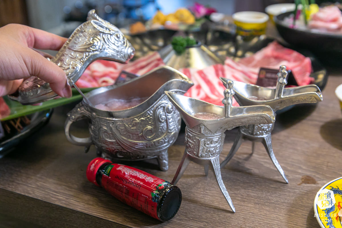 高雄義享天地餐廳｜問鼎-皇上吉祥宮廷火鍋｜宮廷裝扮＆高級龍型訂製餐具、川劇、馬辣旗下品牌