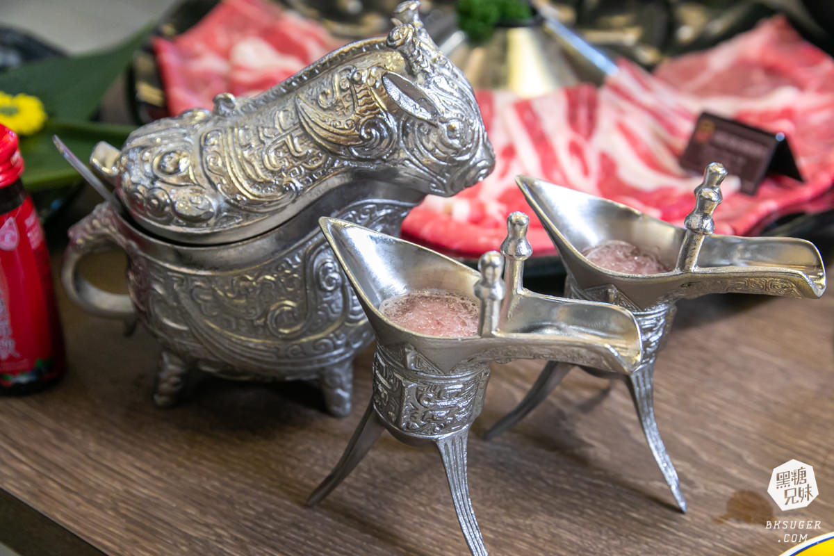 高雄義享天地餐廳｜問鼎-皇上吉祥宮廷火鍋｜宮廷裝扮＆高級龍型訂製餐具、川劇、馬辣旗下品牌