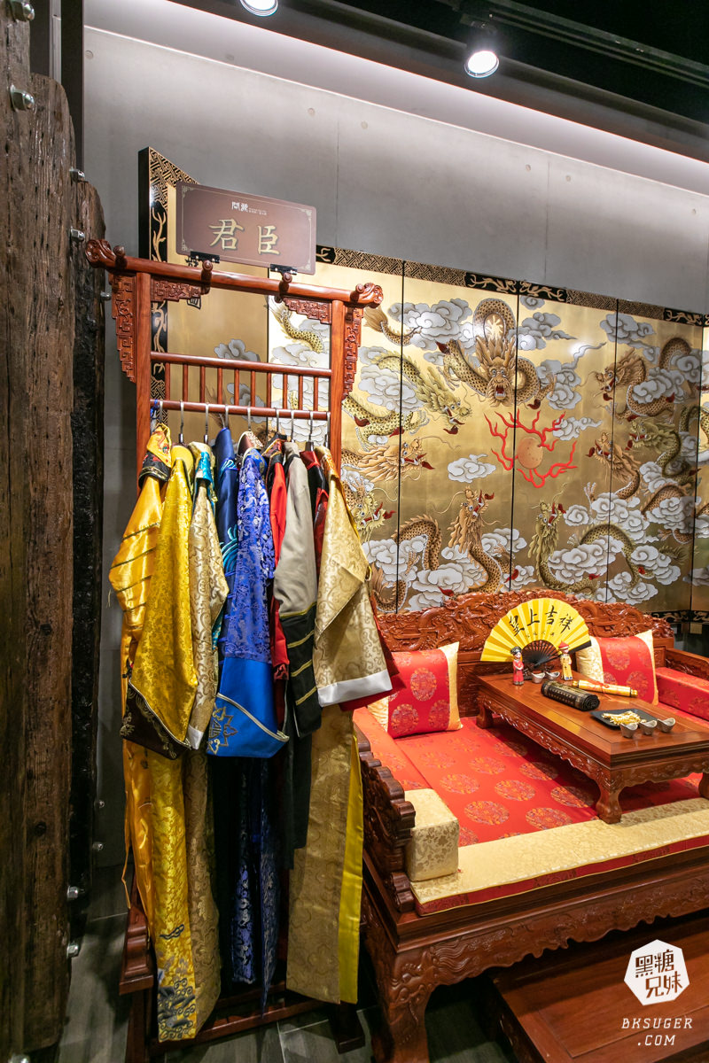 高雄義享天地餐廳｜問鼎-皇上吉祥宮廷火鍋｜宮廷裝扮＆高級龍型訂製餐具、川劇、馬辣旗下品牌