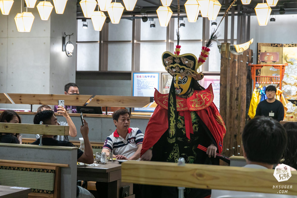 高雄義享天地餐廳｜問鼎-皇上吉祥宮廷火鍋｜宮廷裝扮＆高級龍型訂製餐具、川劇、馬辣旗下品牌