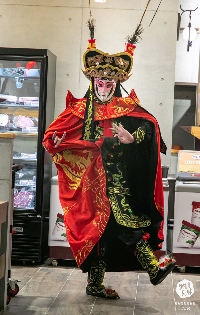 高雄義享天地餐廳｜問鼎-皇上吉祥宮廷火鍋｜宮廷裝扮＆高級龍型訂製餐具、川劇、馬辣旗下品牌