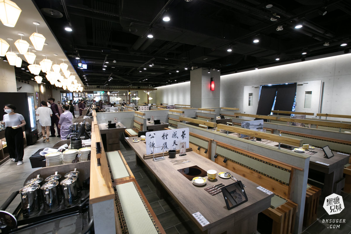 高雄義享天地餐廳｜問鼎-皇上吉祥宮廷火鍋｜宮廷裝扮＆高級龍型訂製餐具、川劇、馬辣旗下品牌