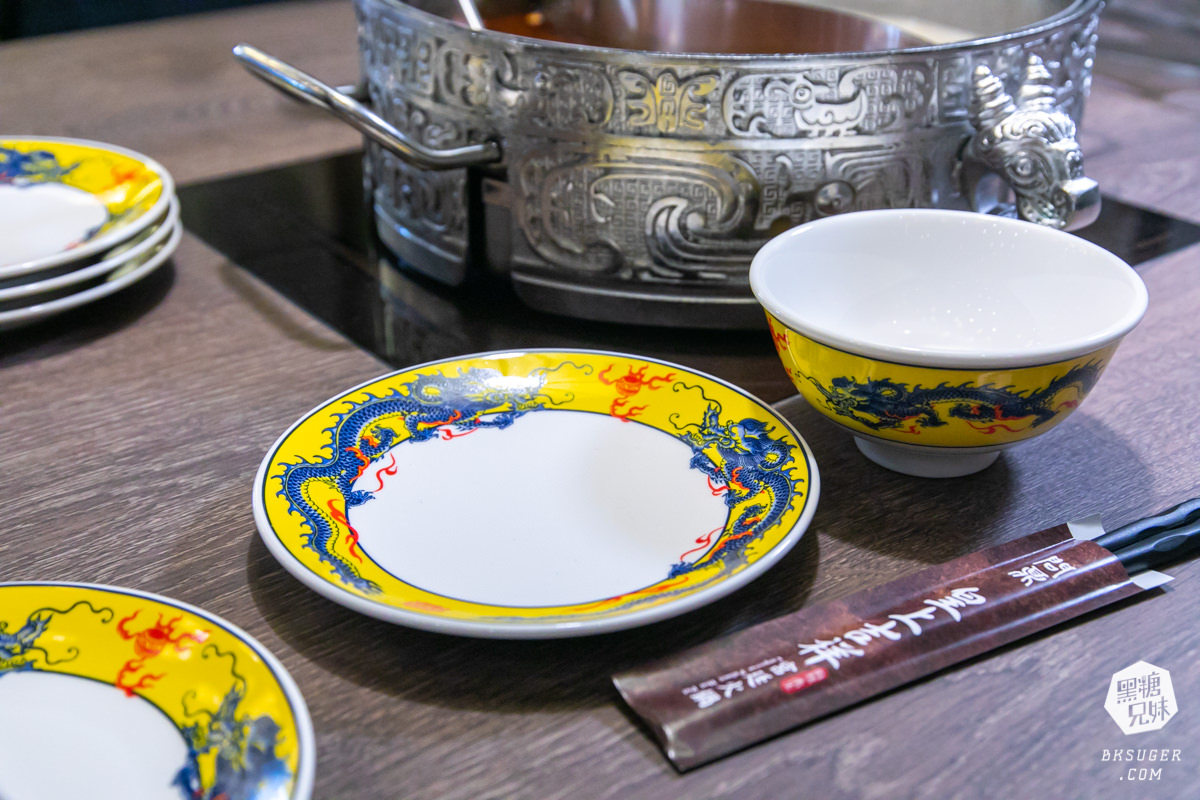 高雄義享天地餐廳｜問鼎-皇上吉祥宮廷火鍋｜宮廷裝扮＆高級龍型訂製餐具、川劇、馬辣旗下品牌