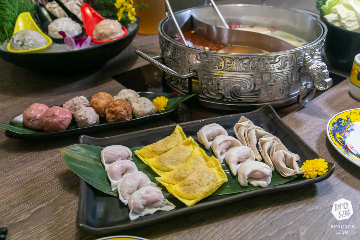 高雄義享天地餐廳｜問鼎-皇上吉祥宮廷火鍋｜宮廷裝扮＆高級龍型訂製餐具、川劇、馬辣旗下品牌