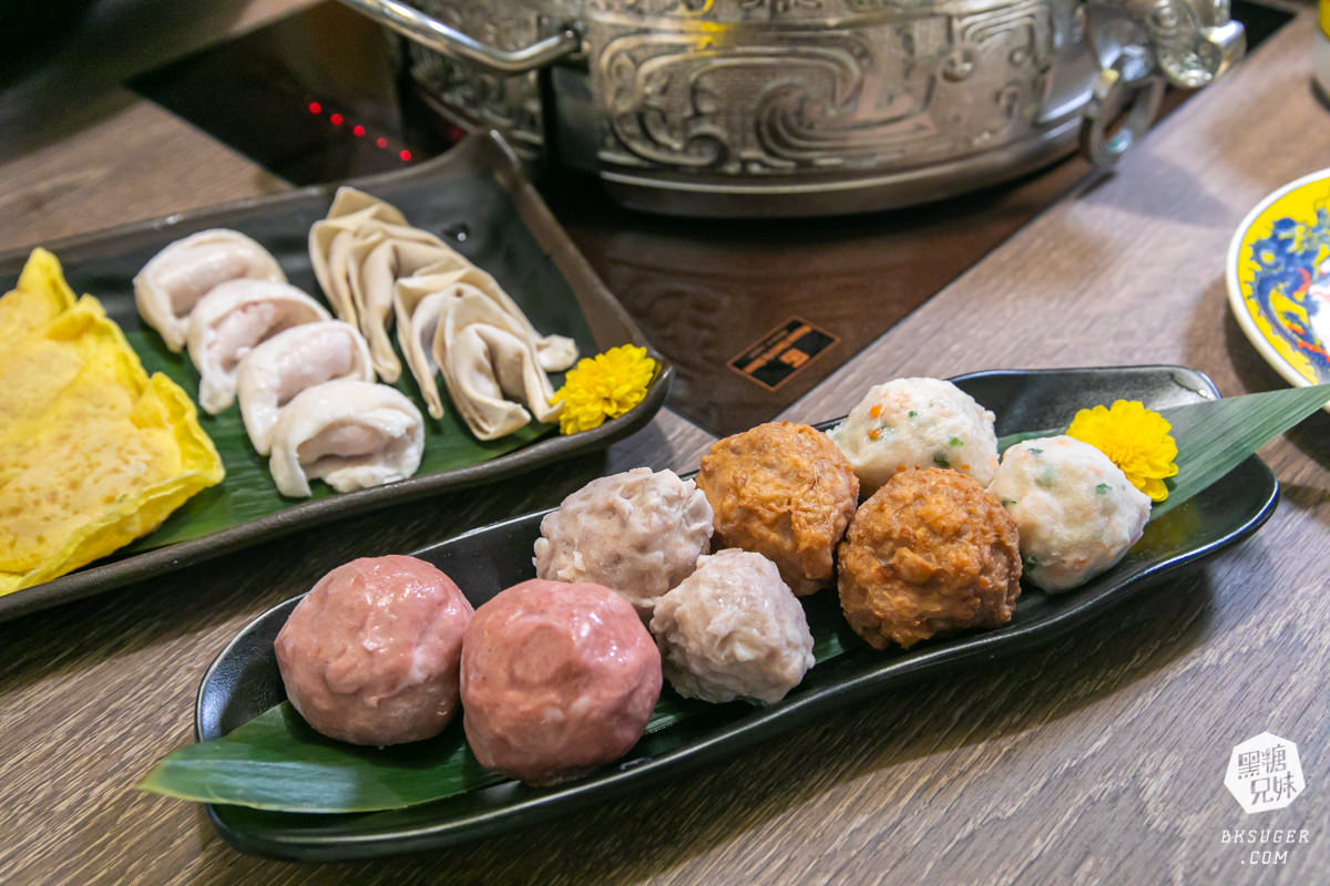 高雄義享天地餐廳｜問鼎-皇上吉祥宮廷火鍋｜宮廷裝扮＆高級龍型訂製餐具、川劇、馬辣旗下品牌