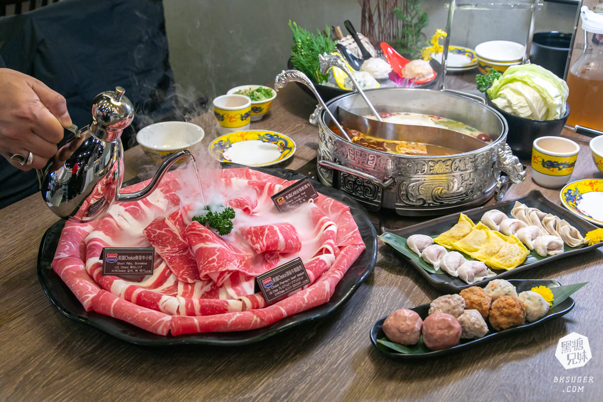 高雄義享天地餐廳｜問鼎-皇上吉祥宮廷火鍋｜宮廷裝扮＆高級龍型訂製餐具、川劇、馬辣旗下品牌