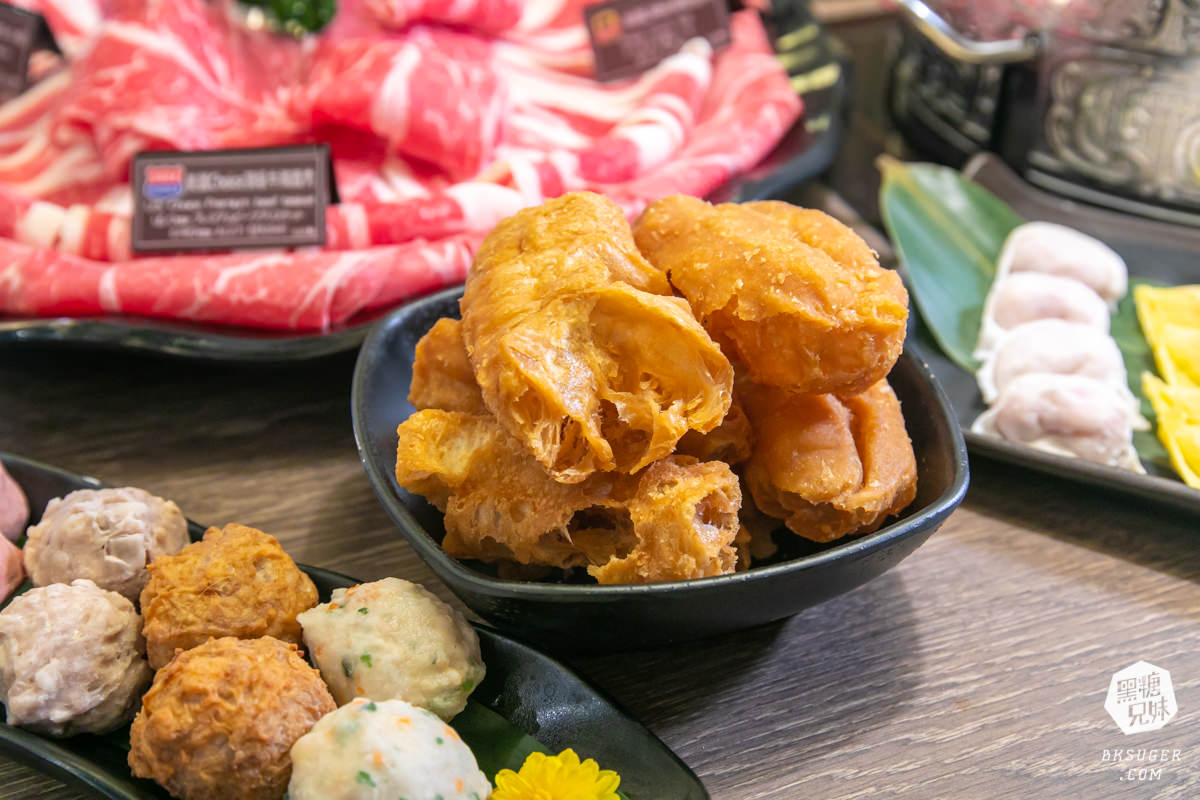 高雄義享天地餐廳｜問鼎-皇上吉祥宮廷火鍋｜宮廷裝扮＆高級龍型訂製餐具、川劇、馬辣旗下品牌