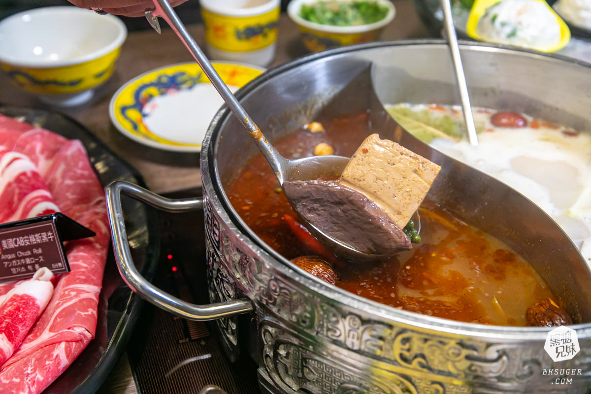 高雄義享天地餐廳｜問鼎-皇上吉祥宮廷火鍋｜宮廷裝扮＆高級龍型訂製餐具、川劇、馬辣旗下品牌