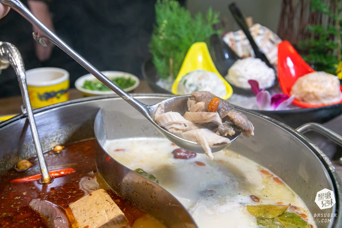 高雄義享天地餐廳｜問鼎-皇上吉祥宮廷火鍋｜宮廷裝扮＆高級龍型訂製餐具、川劇、馬辣旗下品牌