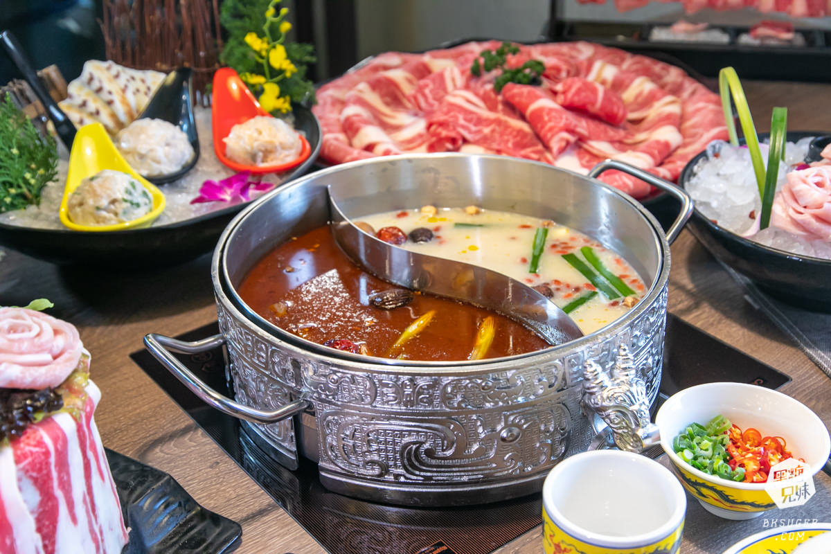 高雄義享天地餐廳｜問鼎-皇上吉祥宮廷火鍋｜宮廷裝扮＆高級龍型訂製餐具、川劇、馬辣旗下品牌