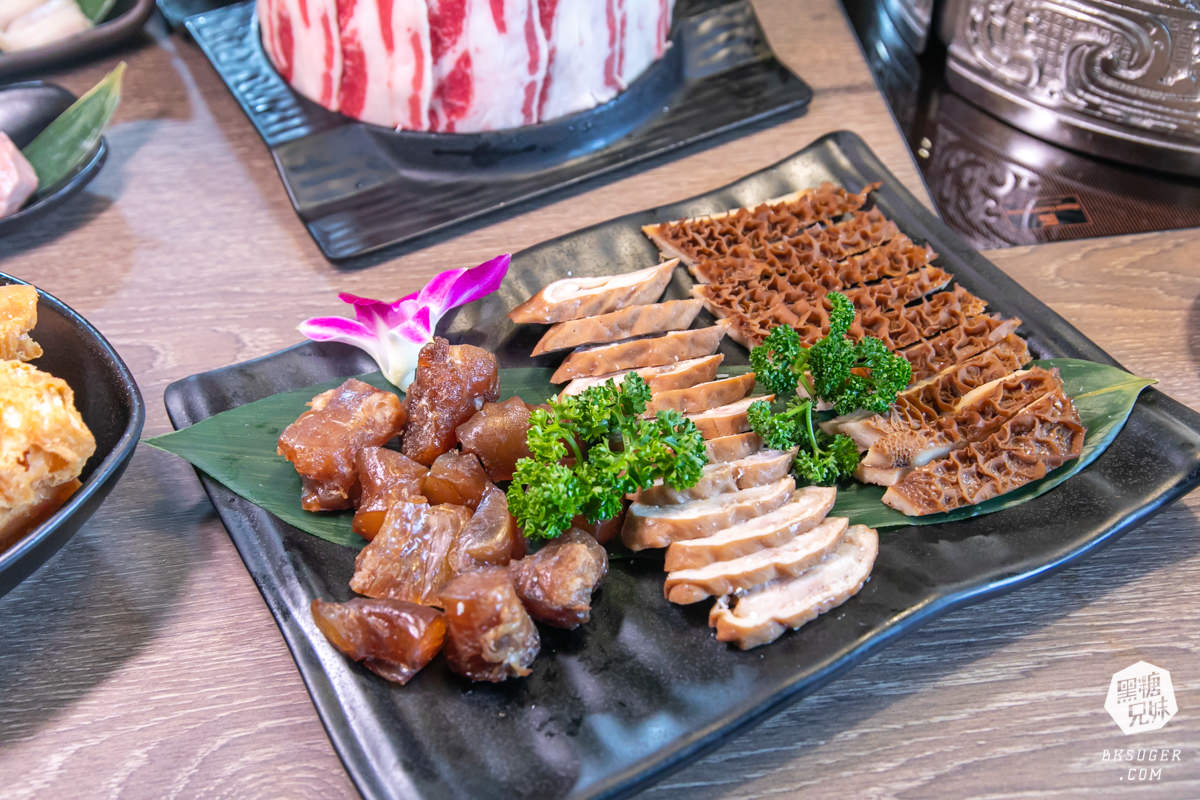 高雄義享天地餐廳｜問鼎-皇上吉祥宮廷火鍋｜宮廷裝扮＆高級龍型訂製餐具、川劇、馬辣旗下品牌