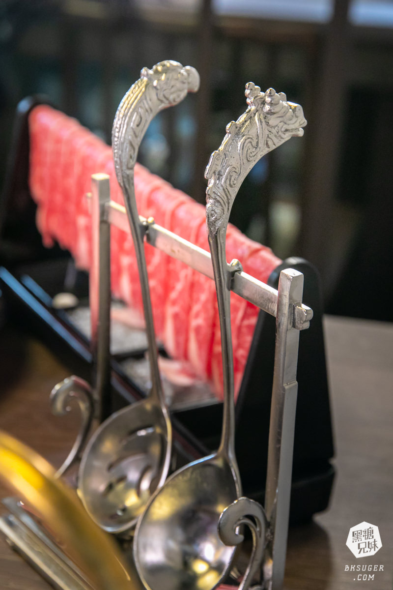 高雄義享天地餐廳｜問鼎-皇上吉祥宮廷火鍋｜宮廷裝扮＆高級龍型訂製餐具、川劇、馬辣旗下品牌