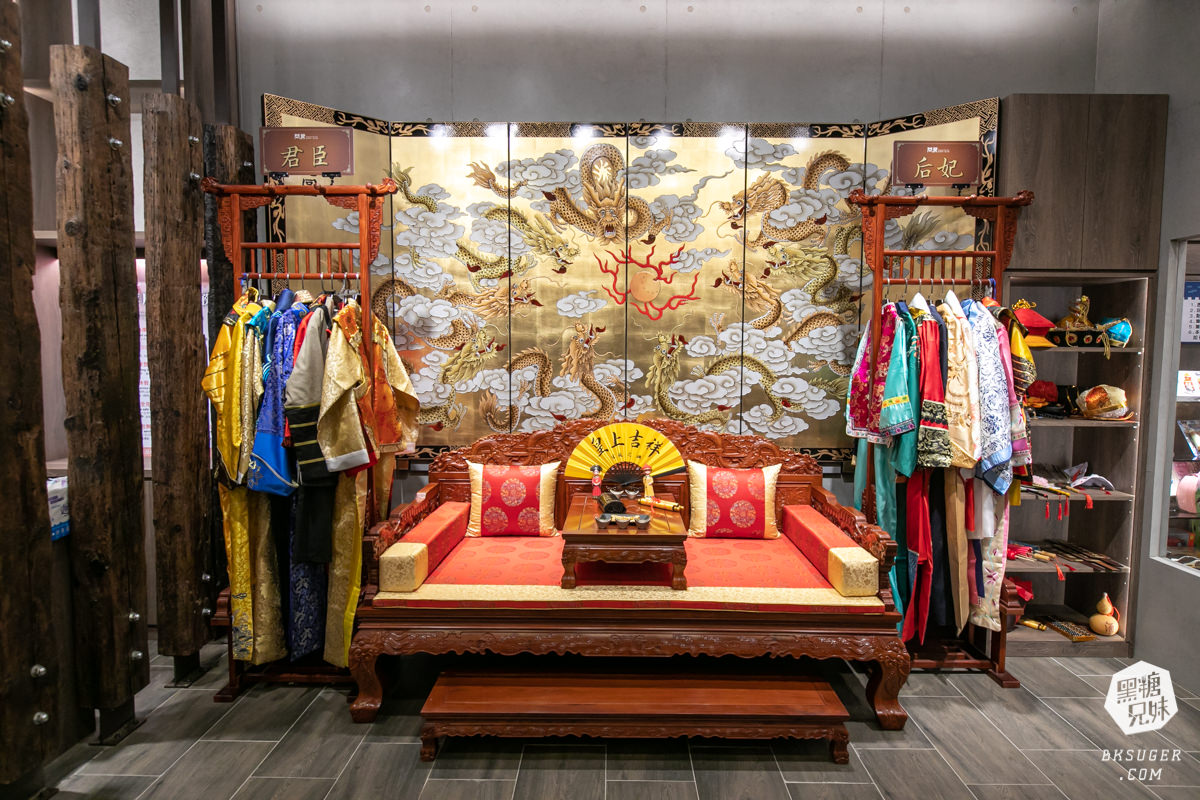 高雄義享天地餐廳｜問鼎-皇上吉祥宮廷火鍋｜宮廷裝扮＆高級龍型訂製餐具、川劇、馬辣旗下品牌