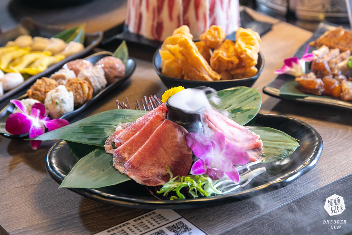 高雄義享天地餐廳｜問鼎-皇上吉祥宮廷火鍋｜宮廷裝扮＆高級龍型訂製餐具、川劇、馬辣旗下品牌