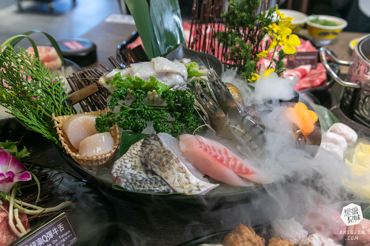 高雄義享天地餐廳｜問鼎-皇上吉祥宮廷火鍋｜宮廷裝扮＆高級龍型訂製餐具、川劇、馬辣旗下品牌