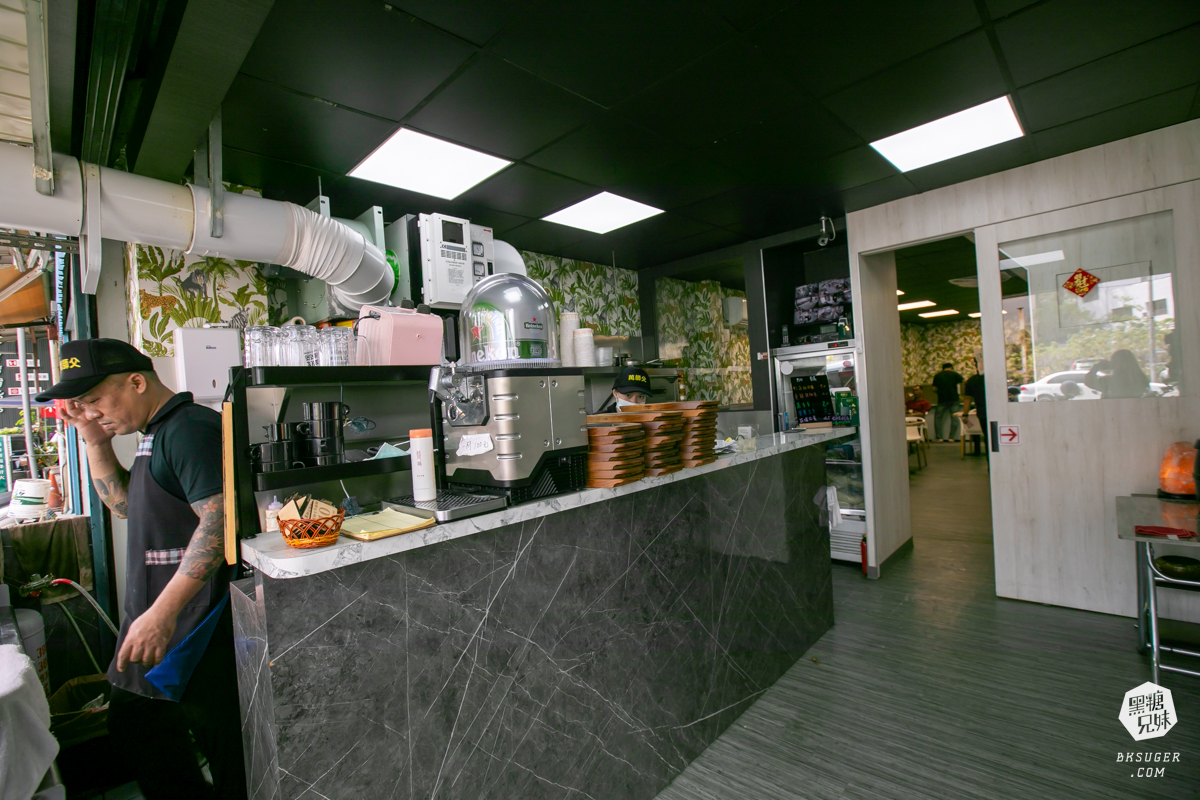 萬師父牛排館|超霸氣的高雄平價牛排-隱藏三民的鐵皮屋下老饕必訪|排餐現點現做、霜淇淋、沙拉吧通通自助式 - 第4張圖 萬師父牛排館|超霸氣的高雄平價牛排-隱藏三民的鐵皮屋下老饕必訪|排餐現點現做、霜淇淋、沙拉吧通通自助式