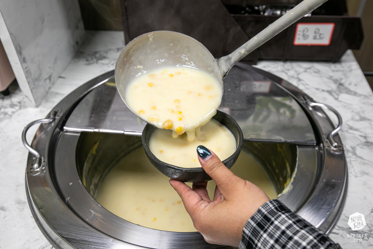 萬師父牛排館|超霸氣的高雄平價牛排-隱藏三民的鐵皮屋下老饕必訪|排餐現點現做、霜淇淋、沙拉吧通通自助式 - 第12張圖 萬師父牛排館|超霸氣的高雄平價牛排-隱藏三民的鐵皮屋下老饕必訪|排餐現點現做、霜淇淋、沙拉吧通通自助式